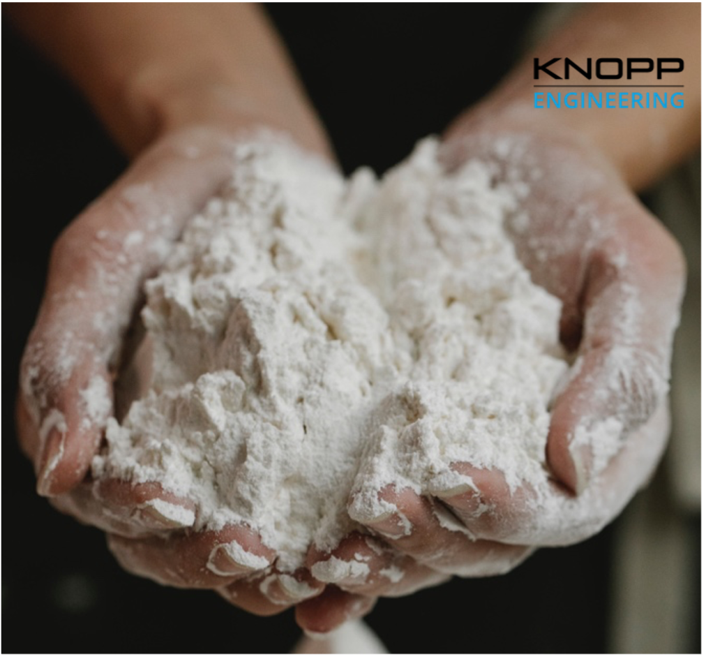 Mit Mahlhilfsmittel aufgemahlener Kalk, welcher in zwei Händen präsentiert wird.